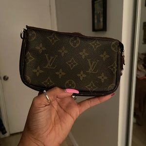 Louise Vuitton brown pouch perfect to put your cards and cash